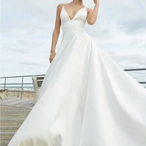 Elegant White Sleeveless Gown